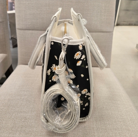 🔹️ Betsey Johnson🔹️ XOLINDIE Daisy Print White and Black multi Tote Bag ✨️🖤 - Picture 3 of 4